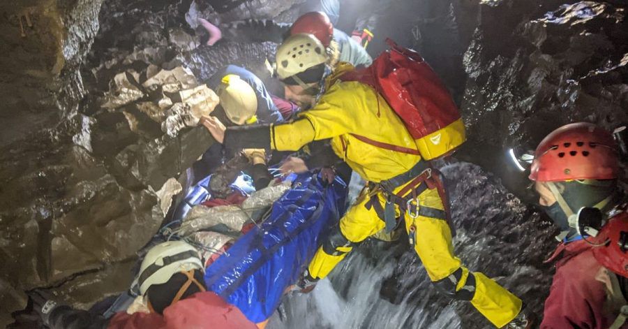 Dramatische Rettungsaktion: Helfer bringen den Verunglückten aus der Höhle in Wales.