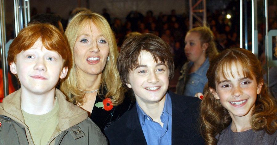 Die Schauspieler Rupert Grint (vorn, l-r), Daniel Radcliffe und Emma Watson und die Autorin J. K. Rowling bei der Weltpremiere des ersten Harry-Potter-Films «Harry Potter und der Stein der Weisen» im November 2001.
