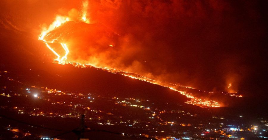Glühende Lava fließt auf La Palma bei einem weiteren Vulkanausbruch einen Berg hinunter.