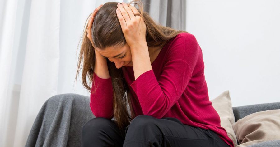 Gefühle von Hilflosigkeit und Selbstzweifel machen sich breit: Frauen reagieren auf Stress oft eher emotional.