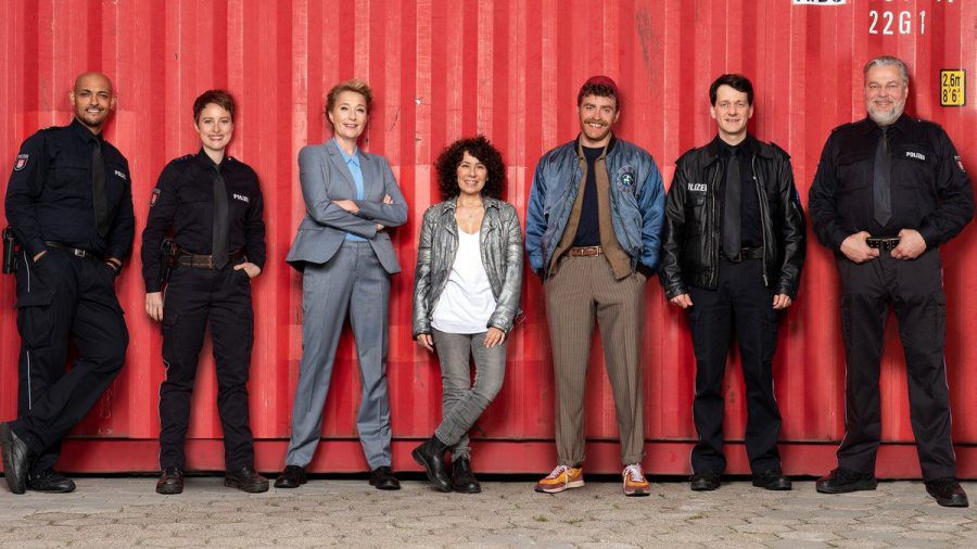 Das Team vom "Großstadtrevier" (v.l.): Lukas Petersen (Patrick Abozen), Nina Sieveking (Wanda Perdelwitz), Frau Küppers (Saskia Fischer), Harry Möller (Maria Ketikidou), Nils Sanchez (Enrique Fiß), Daniel Schirmer (Sven Fricke) und Helmut Husmann (Torsten Münchow). (ili/spot)