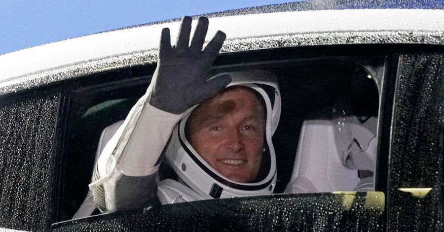 Der deutsche Astronaut Matthias Maurer winkt auf dem Weg zur Startrampe.