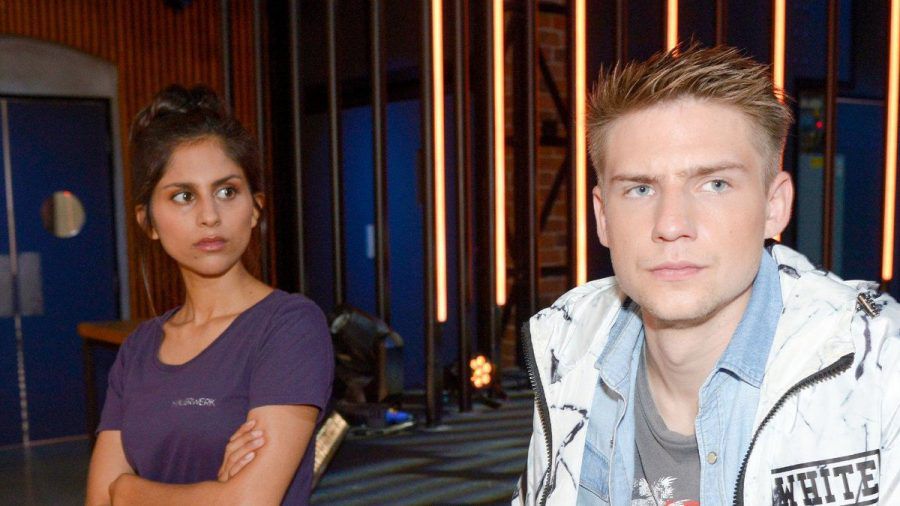 "GZSZ": Als Miriam mitbekommt, dass Moritz seinen Vater nicht erreichen kann, schlägt sie ihm spontan vor, mit ihm zu fahren. (cg/spot)
