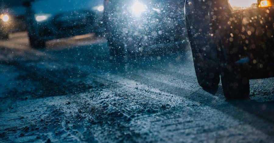 Flockige Rutschpartie: Wenn Eis und Schnee die Straßen glatt machen, sind Gefühl, weniger Tempo und mehr Abstand gefragt.