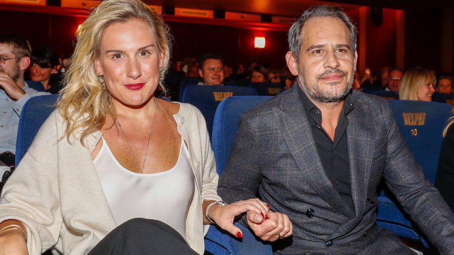 Moritz Bleibtreu mit seiner Partnerin bei der Premiere von "Faking Hitler" in Berlin. (hub/spot)
