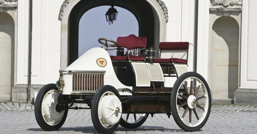 Frühe Kraftverteilung: Schon um 1900 tauchte ein Lohner-Porsche Rennwagen mit E-Motoren und Allradantrieb auf.