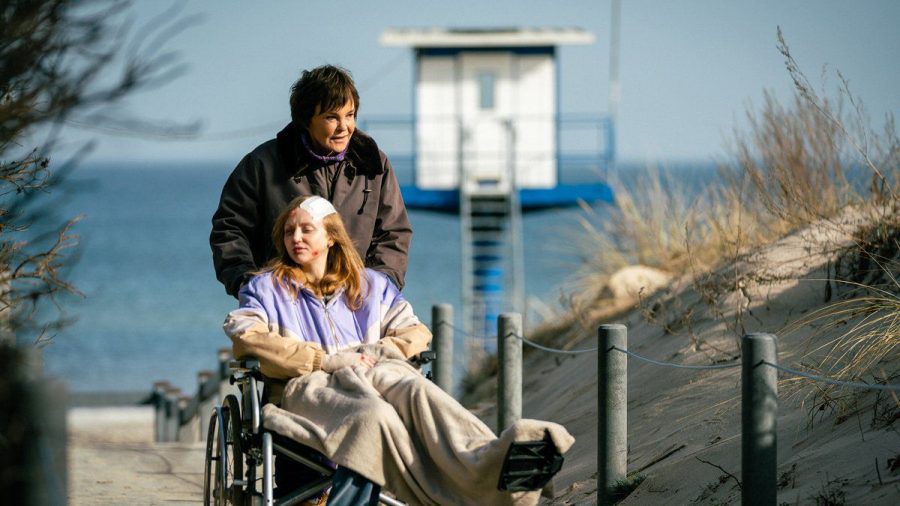"Der Usedom-Krimi: Ungebetene Gäste": Karin (Katrin Sass) und Saskia (Lillli Fichtner) freunden sich an. (cg/spot)