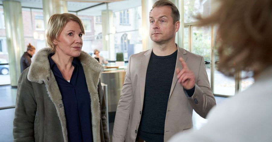 Marie Brand (Mariele Millowitsch, l.) und Jürgen Simmel (Hinnerk Schönemann ,2.v.l.).