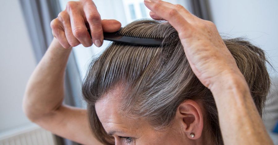 Früher oder später bekommen wir sie alle: Graue Haare.