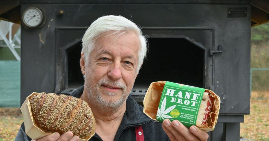 Wolfgang Scharmer, Bäckermeister im Ruhestand, zeigt sein Hanfbrot und die Backmischung.