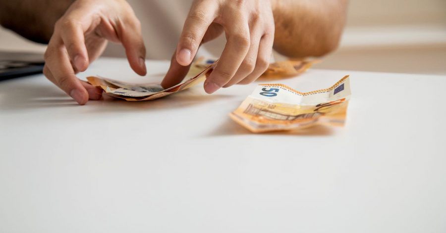 Wer vor Ablauf einer vereinbarten Bindungsfrist kündigt, muss Sonderzahlungen wie das Weihnachtsgeld unter Umständen an den Arbeitgeber zurückzahlen.