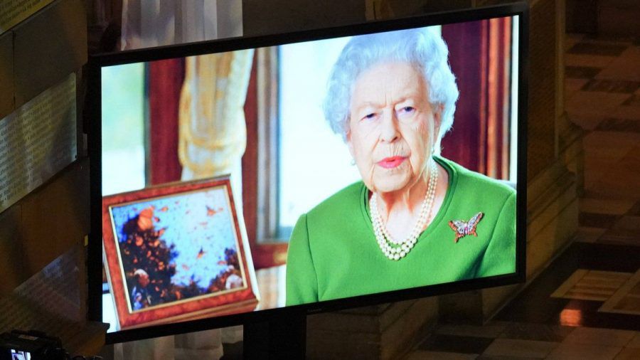 Queen Elizabeth II. auf dem Videoschirm in Glasgow. (smi/spot)