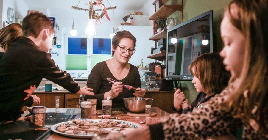 Weihnachtsplätzchen backen oder Karten basteln können eine schöne Ablenkung vom Corona-Frust in der Familie sein.