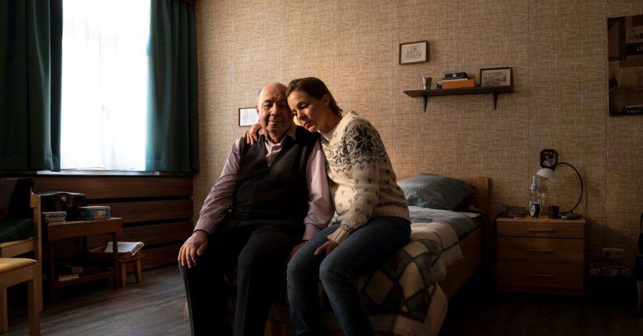 Martin Glenski (Gerd Wameling) und Alisa Glenski (Bernadette Heerwagen) in einer Szene aus «Die Luft, die wir atmen».