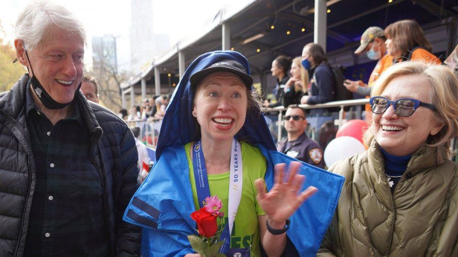 Bill Clinton mit seiner Tochter Chelsea (M.) und Ehefrau Hillary im Zielbereich des New-York-Marathons. (dr/spot)
