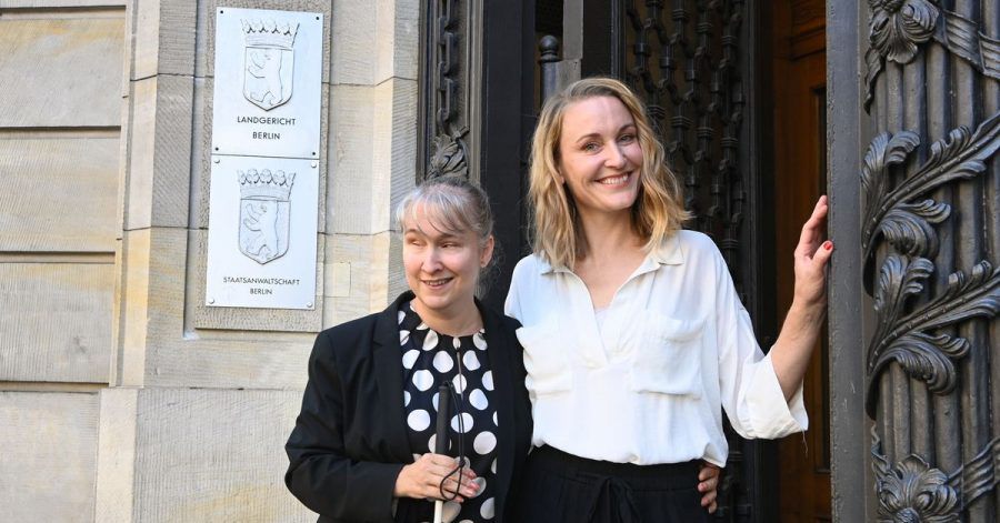 Die Schauspielerin Christina Athenstädt (r) und die blinde Strafverteidigerin Pamela Pabst bei einem Spaziergang durch Berlin.