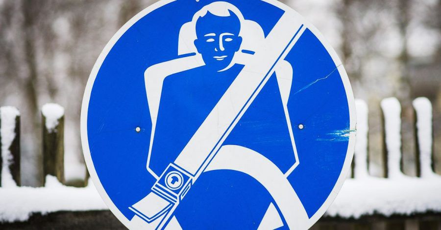 Seit 1984 ist wird das Fahren ohne Gurt mit einem Bußgeld geahndet.