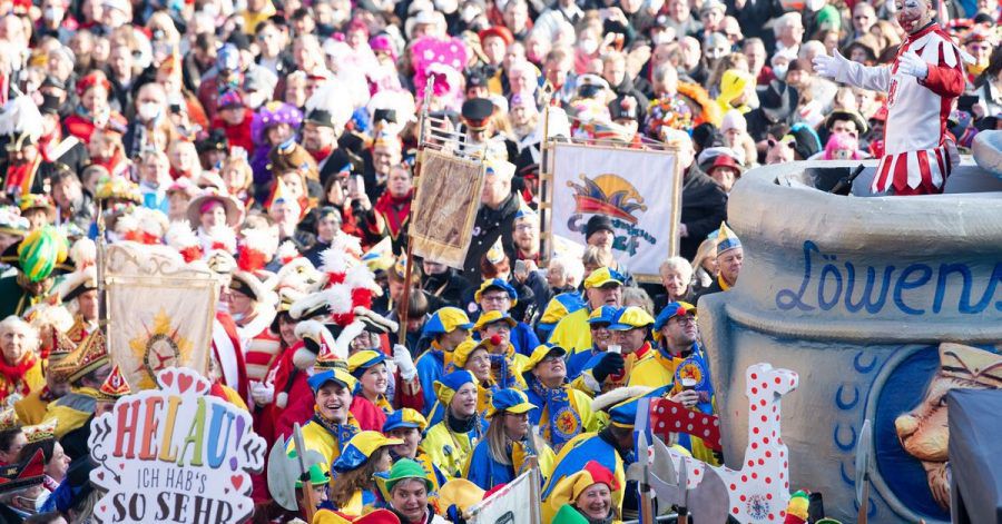 Den Auftakt in die Karnevalsaison feierten die Düsseldorfer am Donnerstag draußen gemäß 2G.