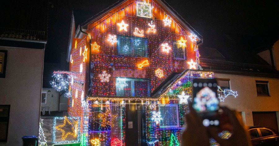 Zu Weihnachten holen viele ihre Lichterketten wieder raus. Doch wer zu viel aufhängt, kann mit dem Licht den Nachbarn um den Schlaf bringen.