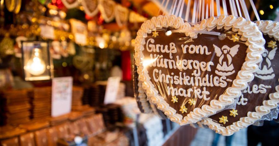 Lebkuchenherzen mit der Aufschrift «Gruß vom Nürnberger Christkindlesmarkt» hängen an einem Stand auf dem Nürnberger Christkindlesmarkt.