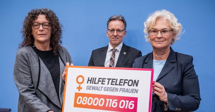 Frauen- und Familienministerin Christine Lambrecht (r.) Petra Söchting, Leiterin des Hilfetelefons "Gewalt gegen Frauen", und BK-Präsident Holger Münch bei der Vorstellung der Studie.