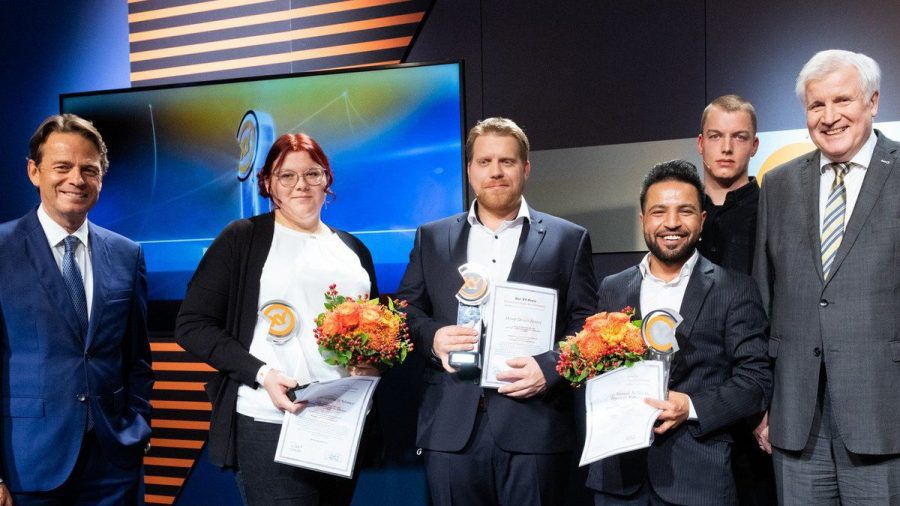 "XY-Preis 2021" (v.l.): Moderator Rudi Cerne, Preisträgerin Lea-Sophie Schlömer, Preisträger Dennis Hennig, Preisträger Ahmad Al Sheikh Hussein Kames und der Mann, dem er geholfen hat, Nils Rafeldt, sowie Schirmherr und Bundesinnenminister Horst Seehofer nach der Preisverleihung am 9. November. (ili/spot)
