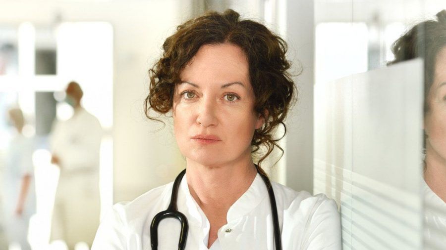 Natalia Wörner spielt in "Die Welt steht still" die Ärztin Caroline Mellau. (wue/spot)