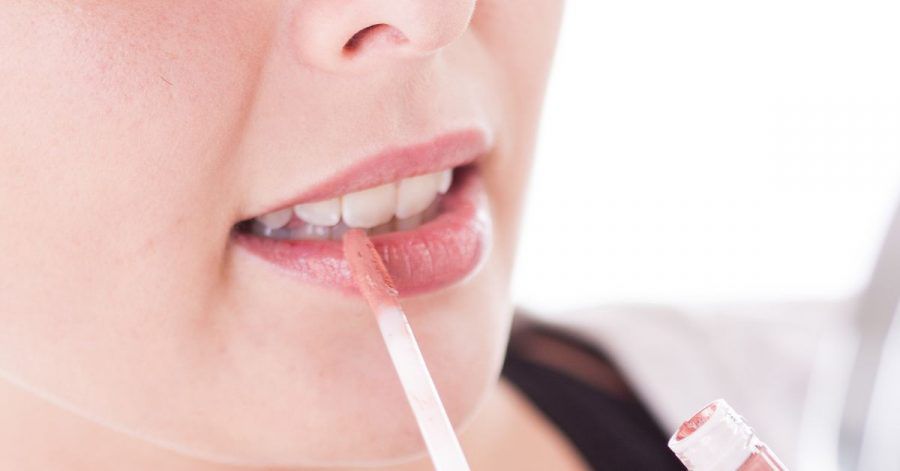 Pigmentierter Lipgloss bringt Farbe auf die Lippen. Doch manche Pigmente sollten lieber nicht auf die Haut.