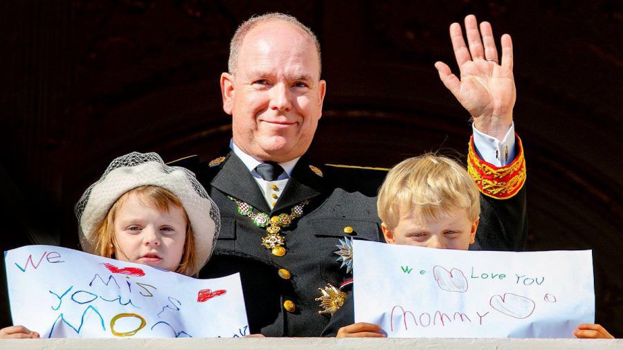 Fürst Albert II. mit seinen Kindern Prinzessin Gabriella und Prinz Jacques beim Nationalfeiertag in Monaco. (dr/spot)