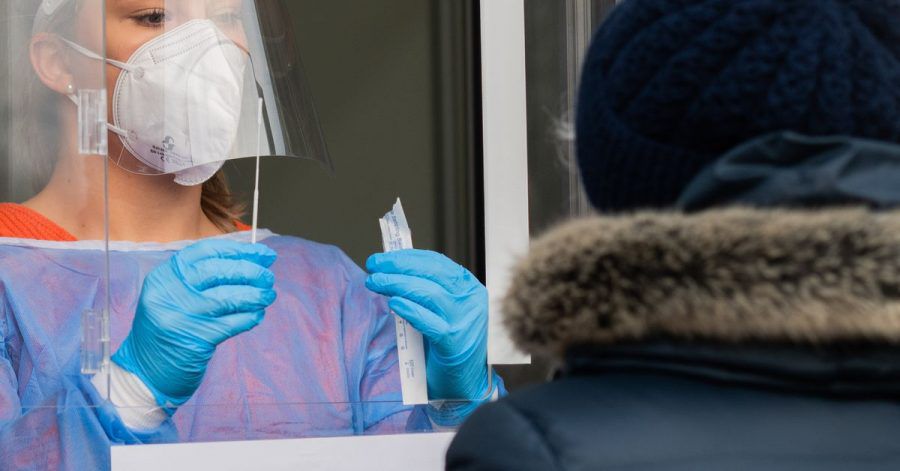 Eine medizinische Mitarbeiterin in Hannover-Laatzen testet eine Patientin auf das Corona-Virus. Corona-Daten aus mehreren Bundesländern deuten auf einen wesentlich höheren Anteil an Neuinfektionen unter Ungeimpften hin als unter Menschen mit vollständigem Impfschutz.
