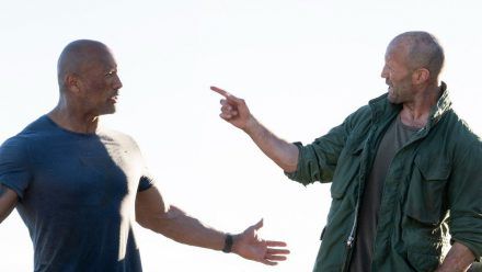Dwayne Johnson als Luke Hobbs (l.) und Jason Statham als Deckard Shaw in "Fast & Furious: Hobbs & Shaw". (cam/stk/spot)