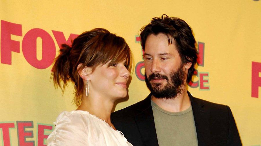 Innige Blicke, aber keine Liebesbeziehung: Sandra Bullock und Keanu Reeves. (stk/spot)