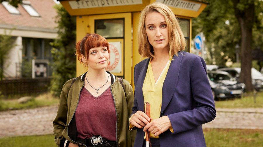"Die Heiland - Wir sind Anwalt": Romy Heiland (Christina Athenstädt, r.) mit ihrer neuen Assistentin Tilly Vogel (Sina Reiß). (ili/spot)