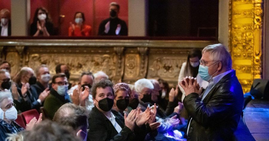 Wolf Biermann wird beim Festabend für den Liedermacher und Dichter anlässlich seines 85. Geburtstags im Berliner Ensemble mit Applaus begrüßt.
