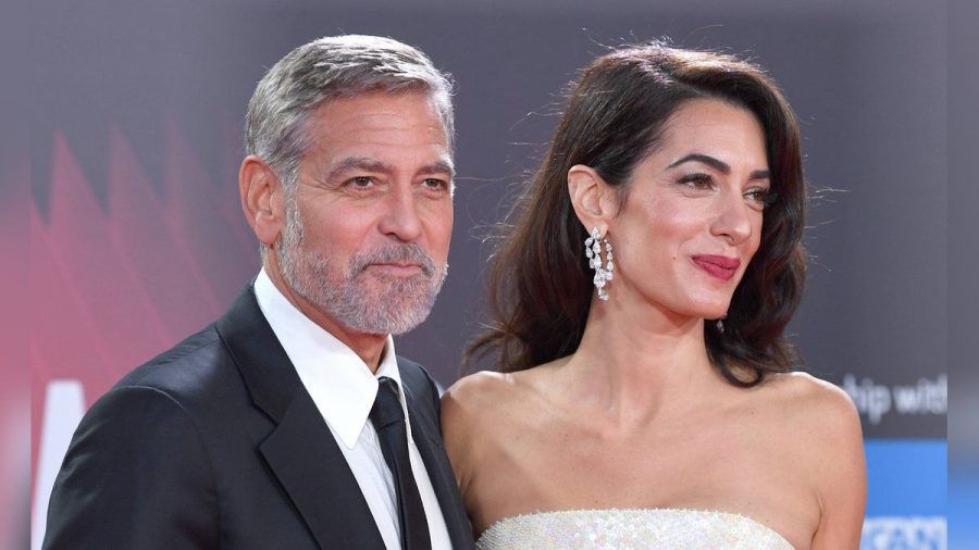 George Clooney und seine Frau und doppelte Kindsmutter Amal Clooney. (smi/spot)