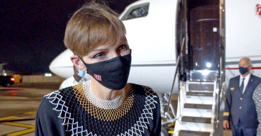 Monatelang hing Fürstin Charlène von Monaco wegen Gesundheitsproblemen nach einer komplizierten Operation in Südafrika fest - nun ist sie wieder in Monaco, muss sich aber schonen.