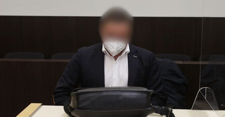 Der Hochstapler auf der Anklagebank in Düsseldorf.