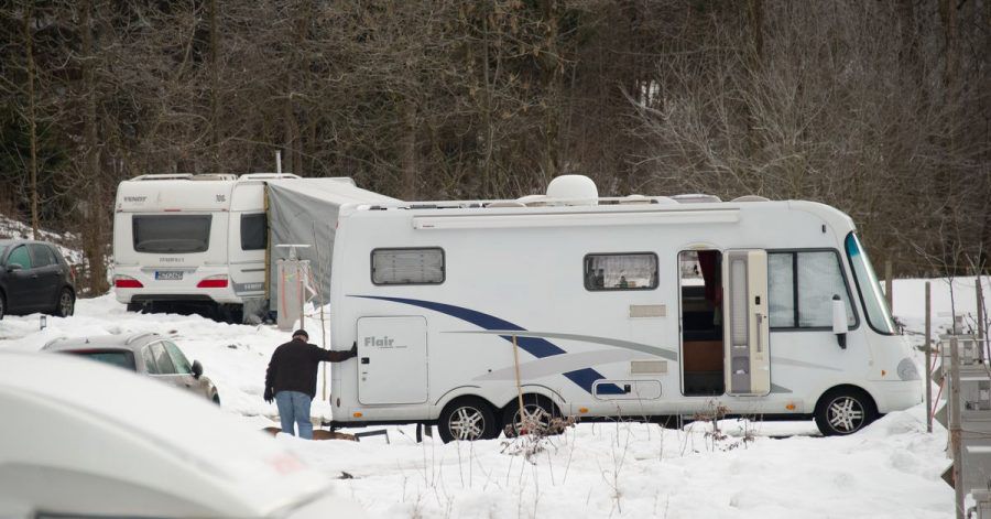 Auch wenn manche Wohnmobile im Winter im Einsatz sind: Die meisten Halter motten ihre Fahrzeuge in der kalten Jahreszeit in Hallen oder unter Carports ein.