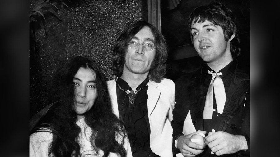 Yoko Ono mit den Beatles John Lennon (M.) und Paul McCartney. (smi/spot)