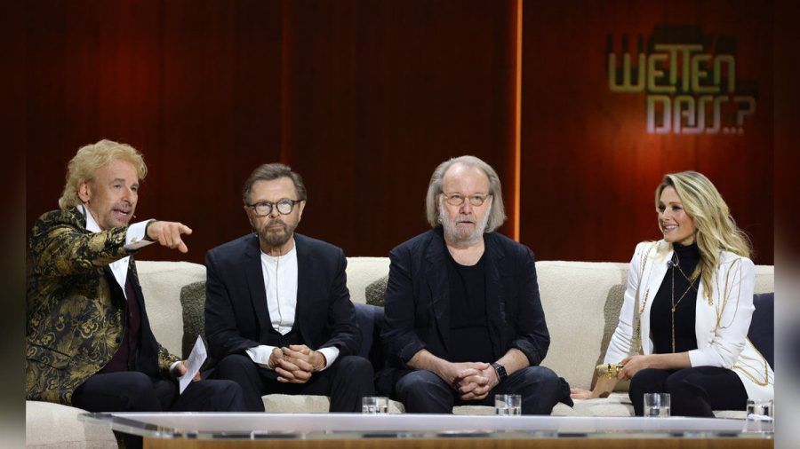 Thomas Gottschalks (li.) "Wetten, dass..?"-Couch war so prominent wie eh und je besetzt: Björn Ulvaeus und Benny Andersson von ABBA nebst der schwangeren Helene Fischer. (stk/spot)