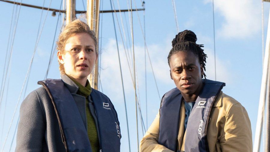 "Der Flensburg-Krimi: Der Tote am Strand": Svenja Rasmussen (Katharina Schlothauer) und Antoine Haller (Eugene Boateng) ermitteln. (cg/spot)