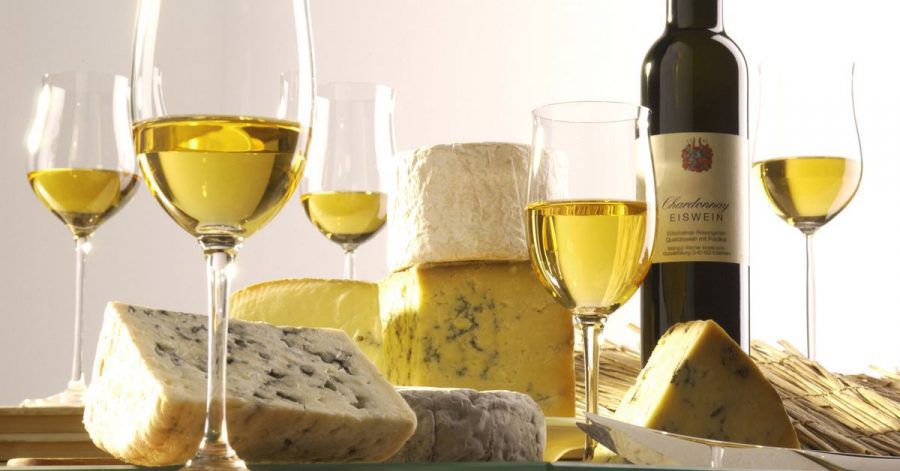 Edelsüße Weine harmonieren mit Blauschimmelkäse. Das Spiel zwischen Salzigkeit und Süße ergibt eine Geschmacksexplosion am Gaumen.