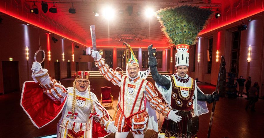 Jungfrau Gerdemie (Björn Braun, l-r), Prinz Sven I. (Sven Oleff) und Bauer Gereon (Gereon Glasemacher), das Kölner Dreigestirn, stehen im Festsaal Gürzenich in Köln.