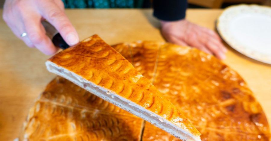 Die Rieser Bauerntorte ist ein Apfelmuskuchen aus Hefeteig.