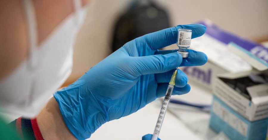 Die Mitarbeiterin eines mobilen Impfteams zieht im Alten- und Pflegeheim Bürgerheim den Impfstoff von Biontech/Pfizer in eine Spritze auf. (Archivbild)