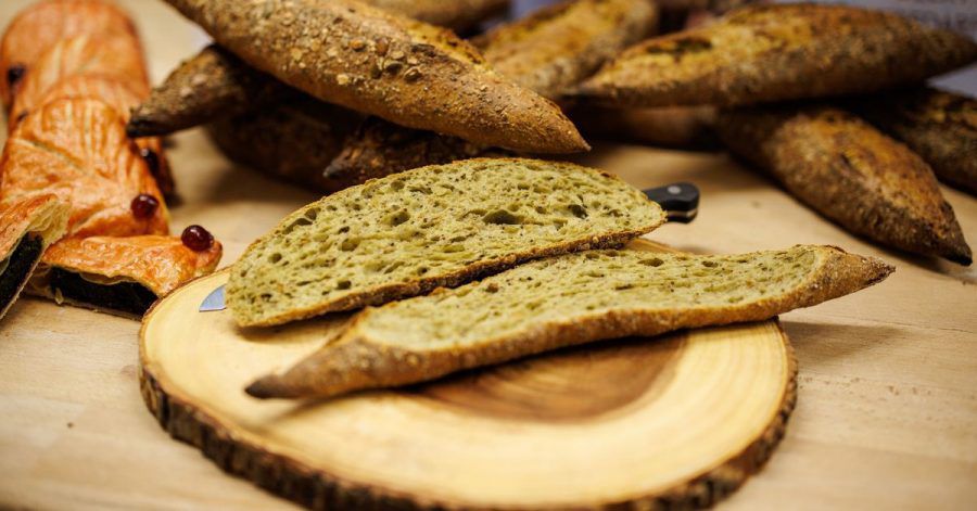 Ein aufgeschnittenes „Alguette“: ein Baguette, bei dem Algen als Zutat verwendet wurden.
