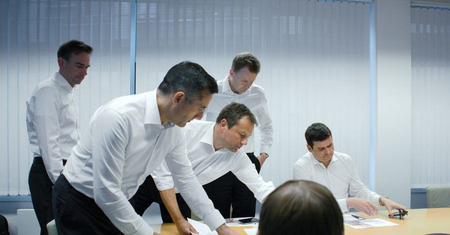 Banker, Wirtschaftswissenschaftler, Ökonomen bei der Arbeit.