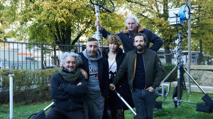v.l.n.r.: Cüneyt Kaya, Kida Khodr Ramadan, Angélique Kommer, Detlev Buck und Quirin Berg beim Dreh zu "Greenlight - German Genius". (stk/spot)