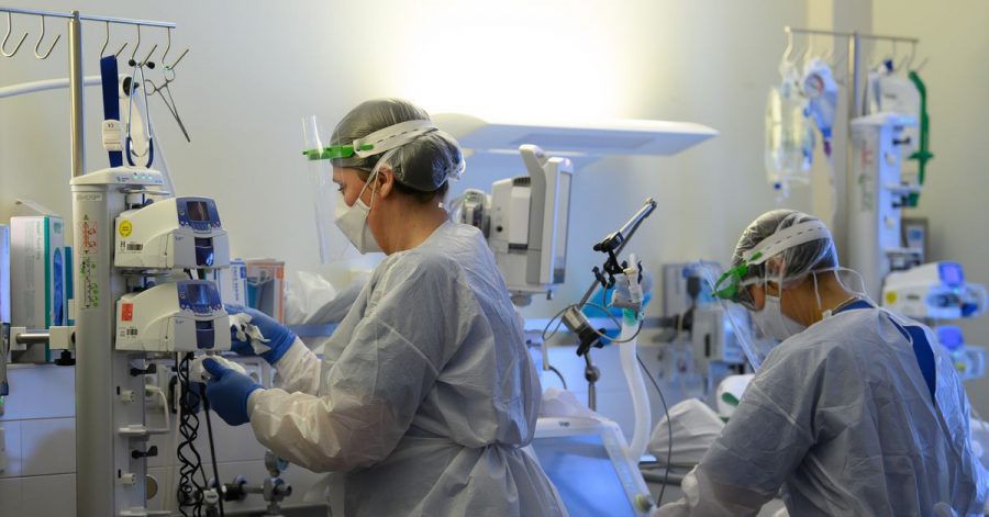 Intensivpflegerinnen auf der Covid-19-Intensivstation einer Klinik. (Archivbild)