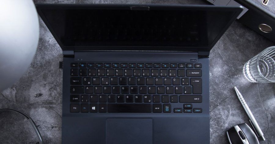 Das Getränk direkt neben dem Notebook abzustellen, ist keine gute Idee. Wer die Flüssigkeit über der Tastatur verschüttet, kann sein Laptop damit unwiederbringlich zerstören.